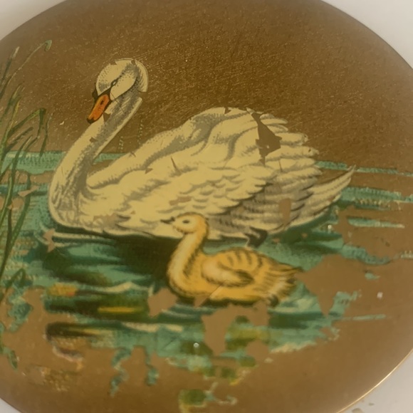 Vintage Stratton Gold Tone Swan and Cygnet Compact - Picture 10 of 13